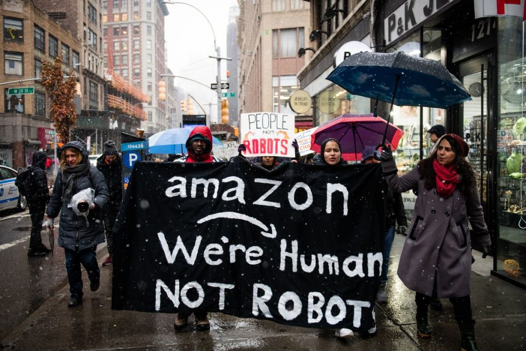 Jesteśmy ludźmi, nie robotami. Pracownicy Amazonu protestują z powodu Black Friday