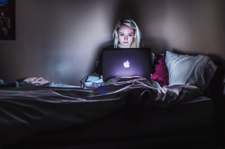 Kobieta przeglądająca internet w łóżku