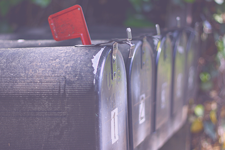 Przegląd narzędzi email mailingowych. Topowy Mailchimp i jego alternatywy: vs Sendinblue, GetResponse, ConvertKit, HubSpot - funkcjonalności, różnice, ceny.