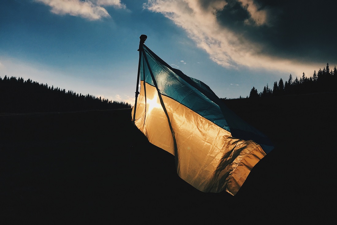 flaga Ukrainy na tle nieba