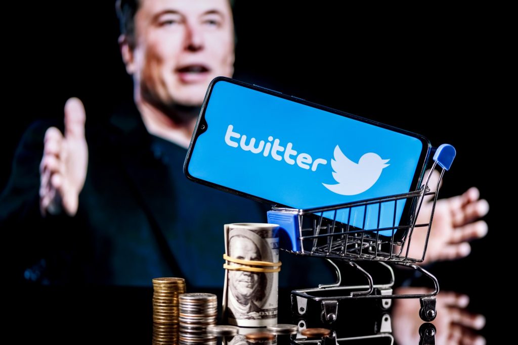 Elon Musk kupił Twittera, zwolnił pracowników i biega ze zlewem. Jaka przyszłość czeka platformę?