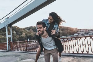 Szczęśliwa młoda para na moście